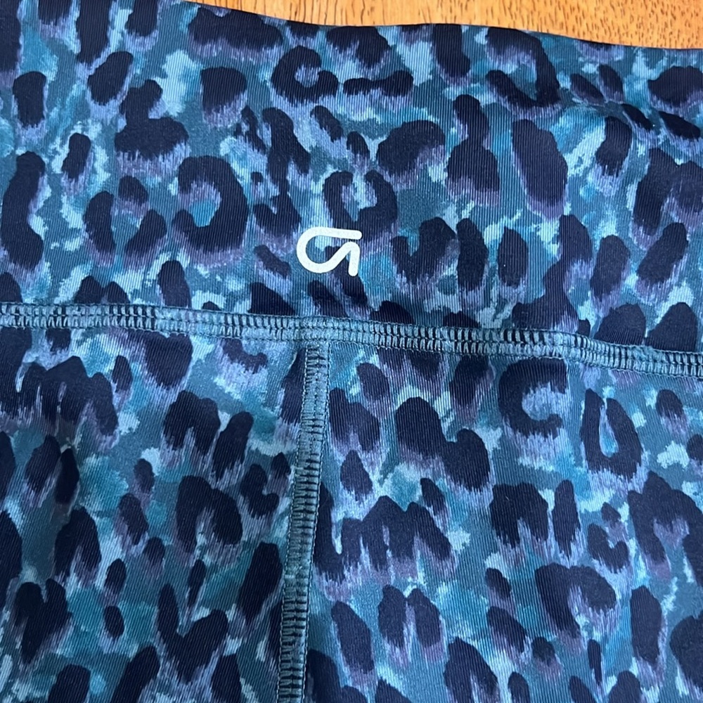 NWT GAP FIT BLUE LEOPARD PRINT LEGGINGS - Picture 4 of 9